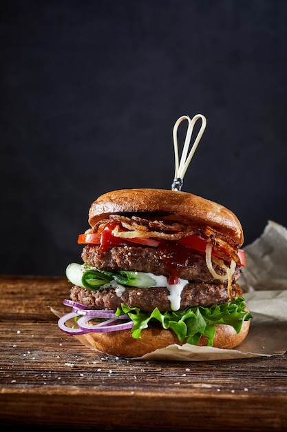 Burger mit Spieß und Gemüse auf dem Tisch