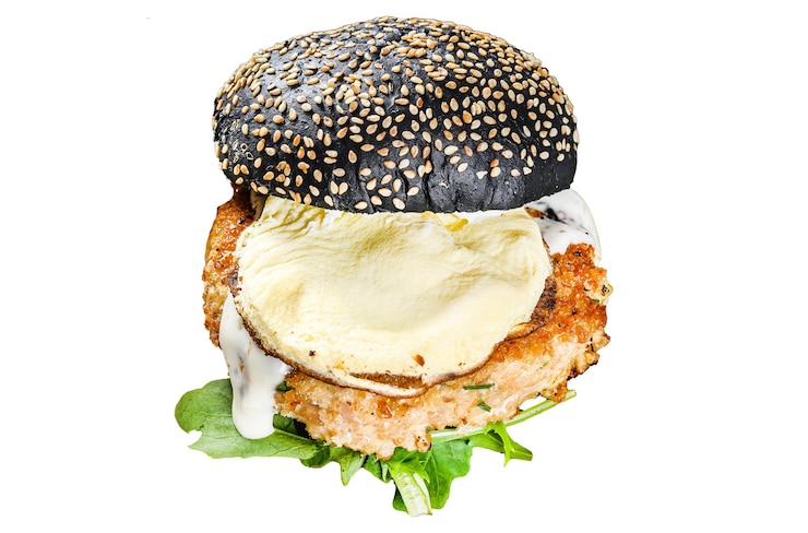Foto burger preto japonês com ovos mexidos e rúcula cheeseburger com pão preto isolado em fundo branco vista superior