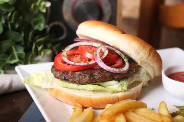 Burger-Sandwich mit Pommes