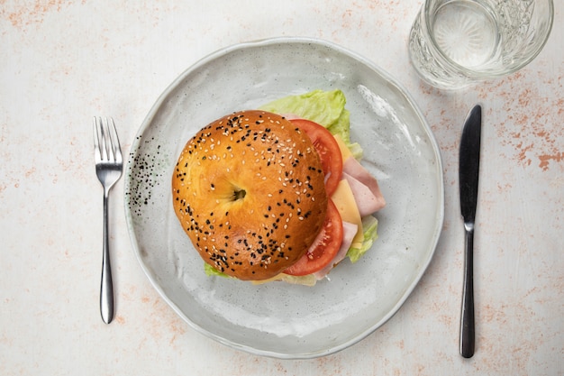 Foto burger sandwich mit schinken, tomate, käse, salat