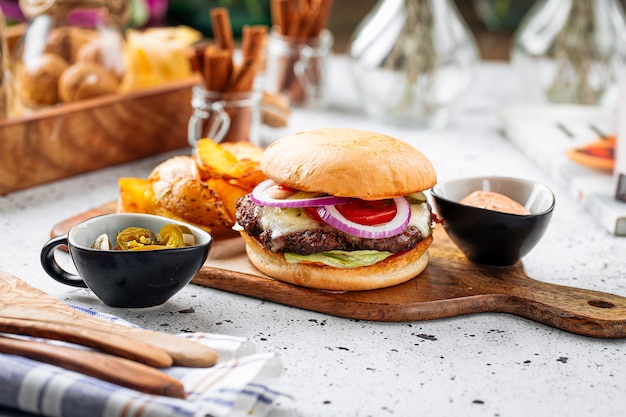 Burger-Set mit Jalapeno und Kartoffelecken