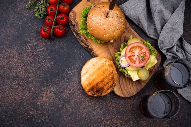 Burger und Cheeseburger mit Tomate