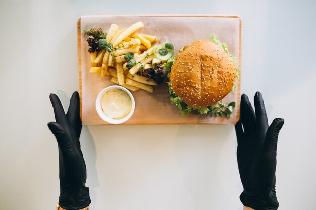 Foto burger und kartoffeln isoliert