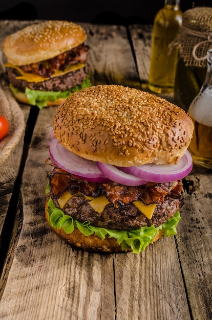 Foto burger und pommes auf holztisch