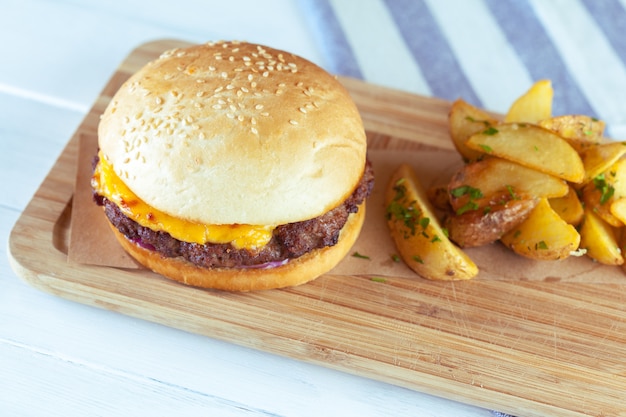 Burger und Pommes-Frites auf Holzoberflächentabelle