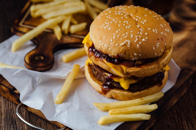 Burger und Pommes-Frites auf Holztisch