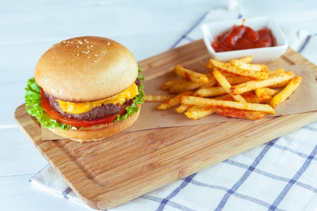 Burger und Pommes-Frites auf Holztisch