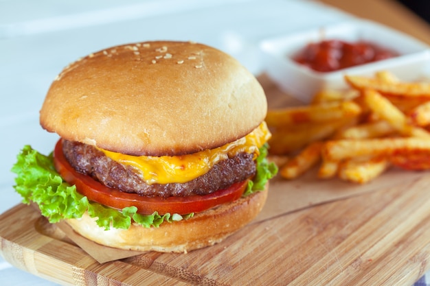 Burger und Pommes-Frites auf Holztisch