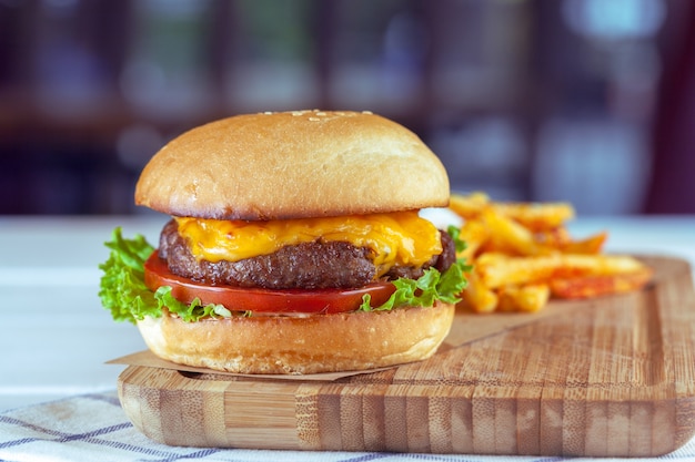 Burger und Pommes-Frites auf Holztisch