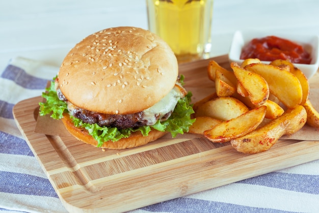 Burger und Pommes-Frites auf Holztisch