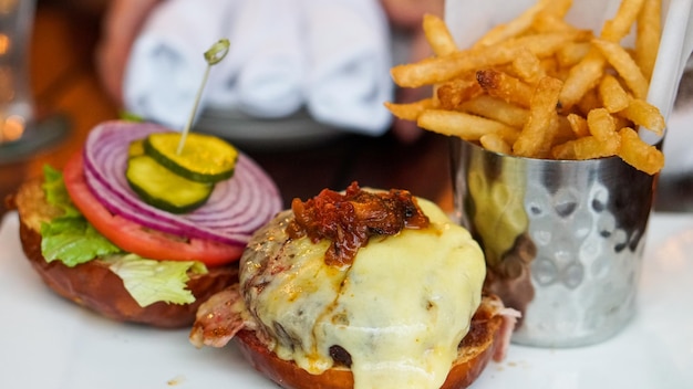 Foto burger und pommes