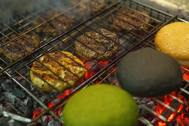 Burger werden auf dem Grill zubereitet