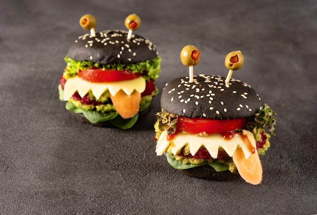 Burgermonster für Halloween-Feier auf Dunkelheit