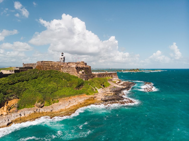 Burgfestungslandschaft san juan el morro san felipe mit einem leuchtturm aus puerto rico