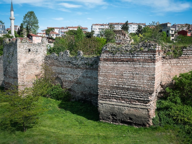 Burgmauer in der Stadt