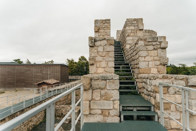 Burgos, Spanien - Juni 2021 Blick auf die mittelalterliche Burg von Burgos. Foto in hoher Qualität