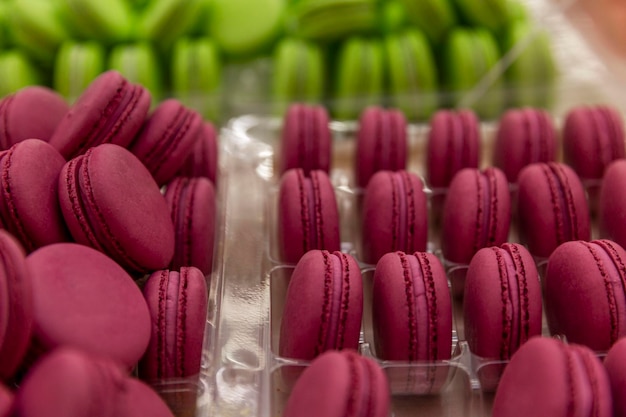 Burgunder und grüner Makronenkuchen auf der Theke Appetitlich beliebtes Dessert Nahaufnahme