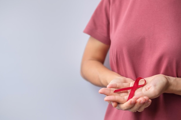 Burgundy Red Ribbon für März multiples Myelom Krebs und Dezember Welt-Aids-Tag-Aufklärungsmonat Konzept für das Gesundheitswesen und den Weltkrebstag