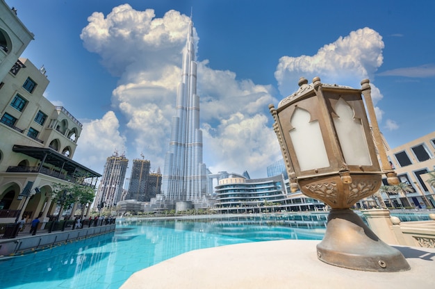 Burj Khalifa com reflexo do arranha-céu em Dubai