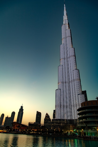 Foto burj khalifa en dubai en la pared de luz de noche