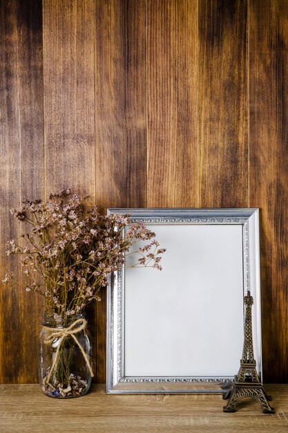 Foto burlarse de póster sobre fondo de madera vieja