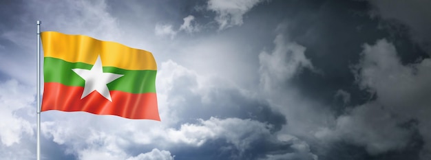 Burma-Myanmar-Flagge an einem bewölkten Himmel