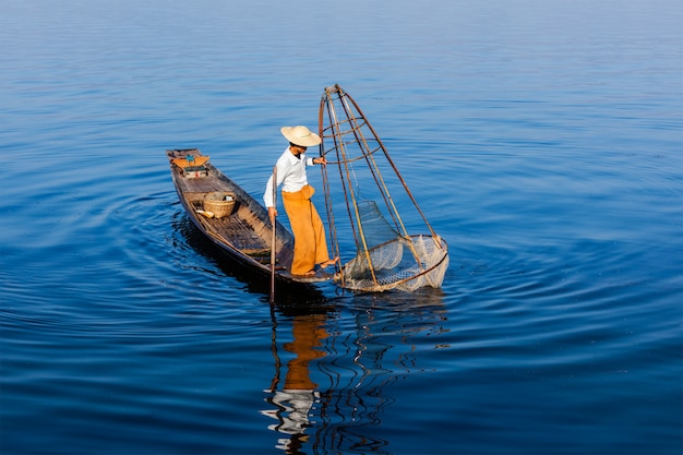 Burmesischer Fischer am Inle See, Myanmar