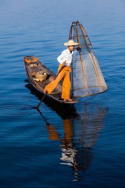 Burmesischer Fischer am Inle See, Myanmar