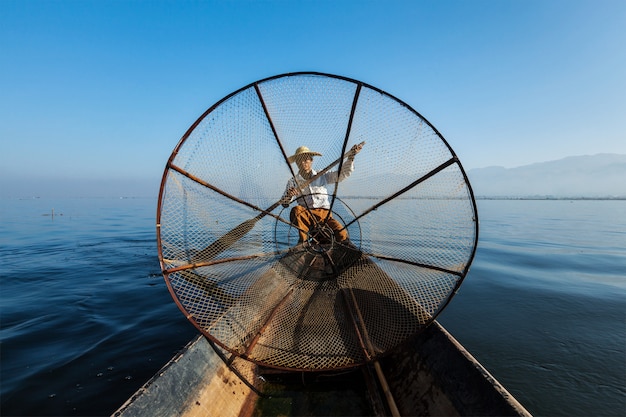 Burmesischer Fischer am Inle See, Myanmar