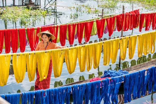 Burmesischer Trockenfaden die handgemachten bunten Lotusstoffe am Inle-See, Shan-Staat in Myanmar.