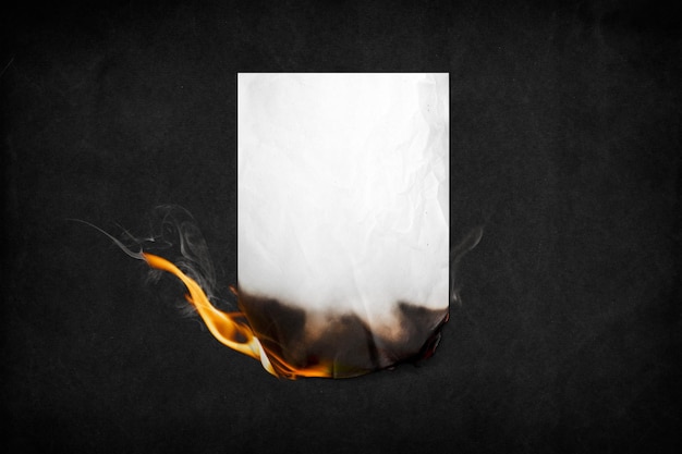 Burning paper png mockup espacio de diseño de carteles realista