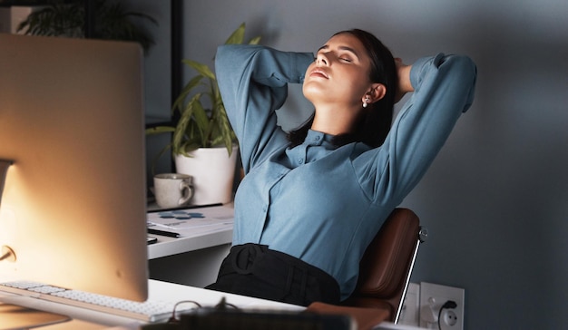 Foto burnout cansado o mujer de negocios durmiendo en el escritorio en la oficina por la noche tomando un descanso fatiga empleado de inicio relajarse con estrés o salud mental tomando una siesta en el lugar de trabajo mientras trabaja en el proyecto