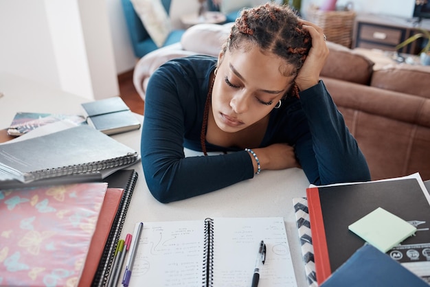 Foto burnout estudiante cansada y fatigada durmiendo en el escritorio mientras estudia para la escuela universitaria o el examen universitario mujer becaria duerme mientras hace investigación educativa para un proyecto o tarea