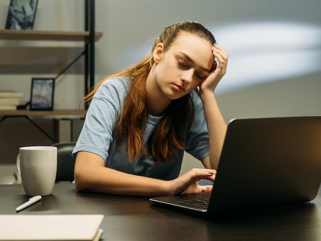 Burnout de trabajo empleado agotado durmiendo en el escritorio