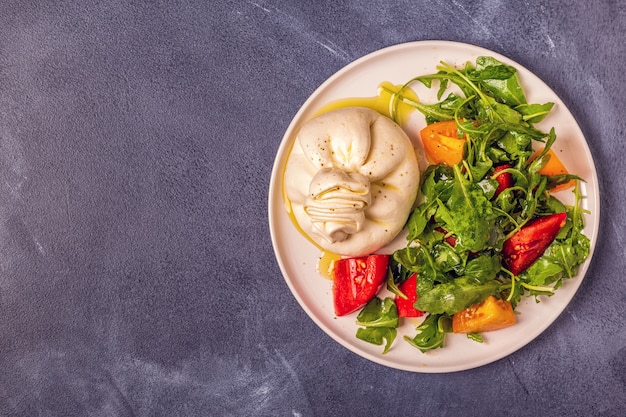 Burrata de queijo italiano com rúcula fresca, tomate, azeite