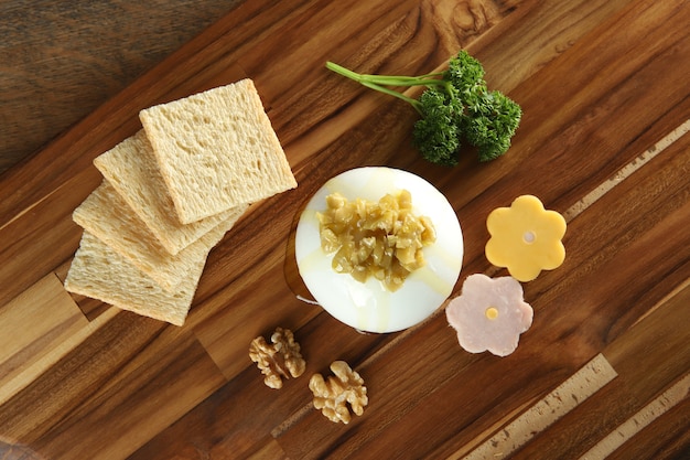 Burrata de queijo recheada com massa fresca de mussarela e creme de leite fermentado, torradas, nozes e azeite.