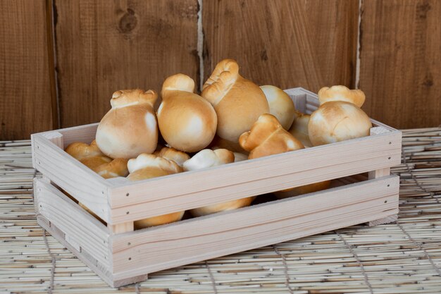 Burrata italiana del queso en caja de madera en un cierre de madera de la tabla para arriba.