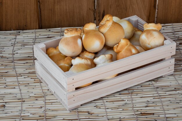 Burrata italiana del queso en caja de madera en un cierre de madera de la tabla para arriba.