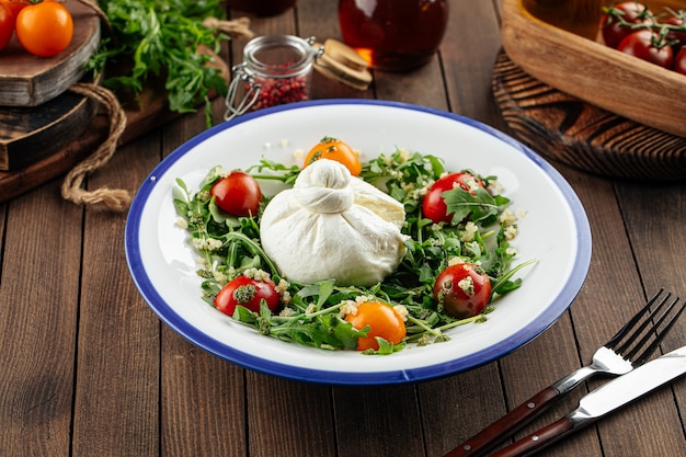 Burrata-Käse-Rucola-Salat