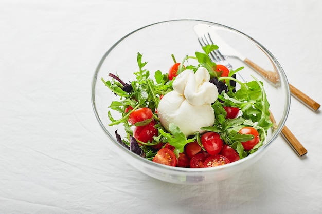 Burrata Queso fresco italiano a base de nata y búfala o leche de vaca con rúcula de tomate y ensalada de albahaca roja