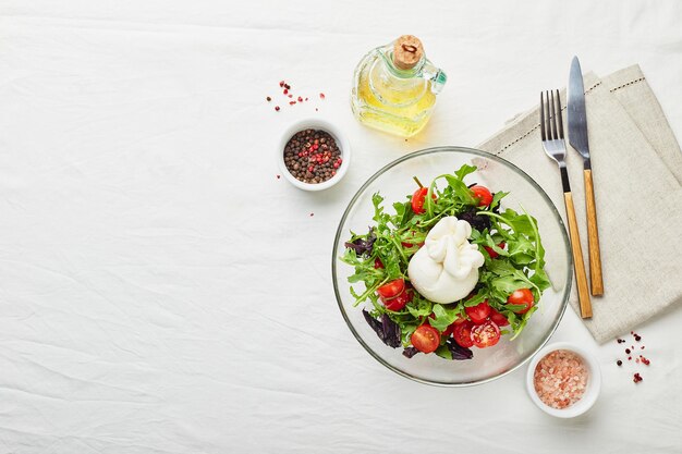 Burrata Queso fresco italiano a base de nata y búfala o leche de vaca con rúcula de tomate y ensalada de albahaca roja