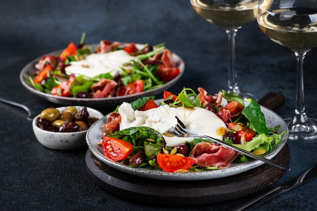 Burrata Queso fresco italiano hecho con crema y leche de búfalo o vaca Ensalada de burrata con tomates y mezcla de ensalada Concepto de alimentación saludable Ensalada de dieta Keto