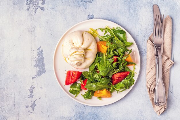 Burrata de queso italiano con verduras frescas