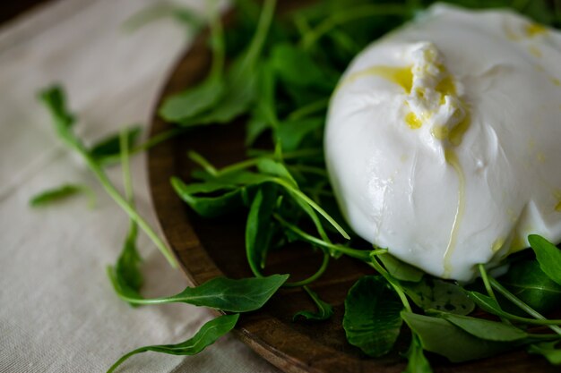 Burrata con rúcula y aceite de oliva.