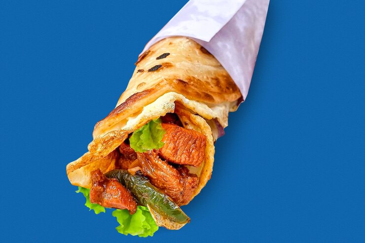 Burrito con carne de pollo y verduras Lechuga shawarma tradicional Rollo de pollo