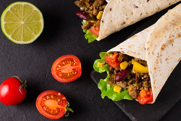 Burrito com carne, frango, limão, pimenta e legumes.