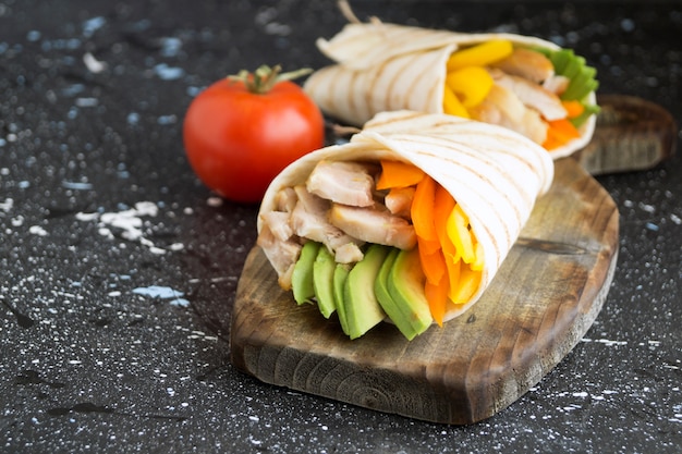 Burrito com frango grelhado e legumes (fajitas, pão pita, Shawarma)