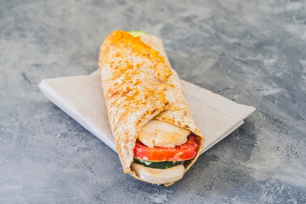 Burrito de frango com tomate e pepino