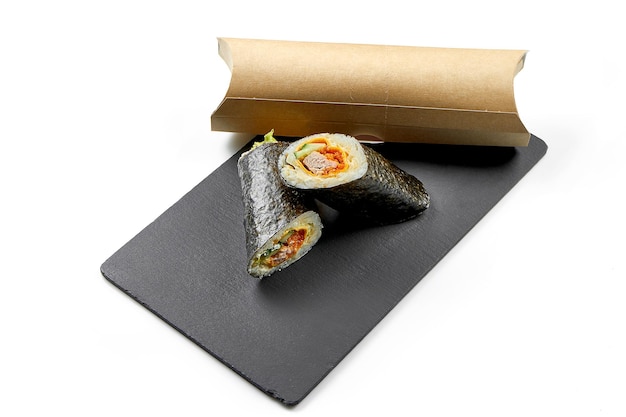 Burrito de sushi com atum em nori no quadro negro foco seletivo de closeup fundo branco