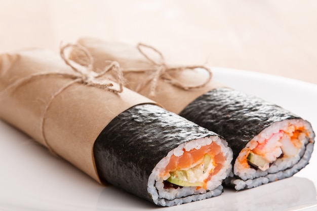 Foto burrito de sushi - novo conceito de comida na moda